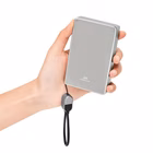 Immagine di Power bank da 10.000 mAh con ricarica wireless magnetica MagSafe fino a 15 W