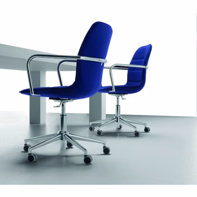 Immagine di Sedia GEA base 5 razze su ruote con braccioli blu